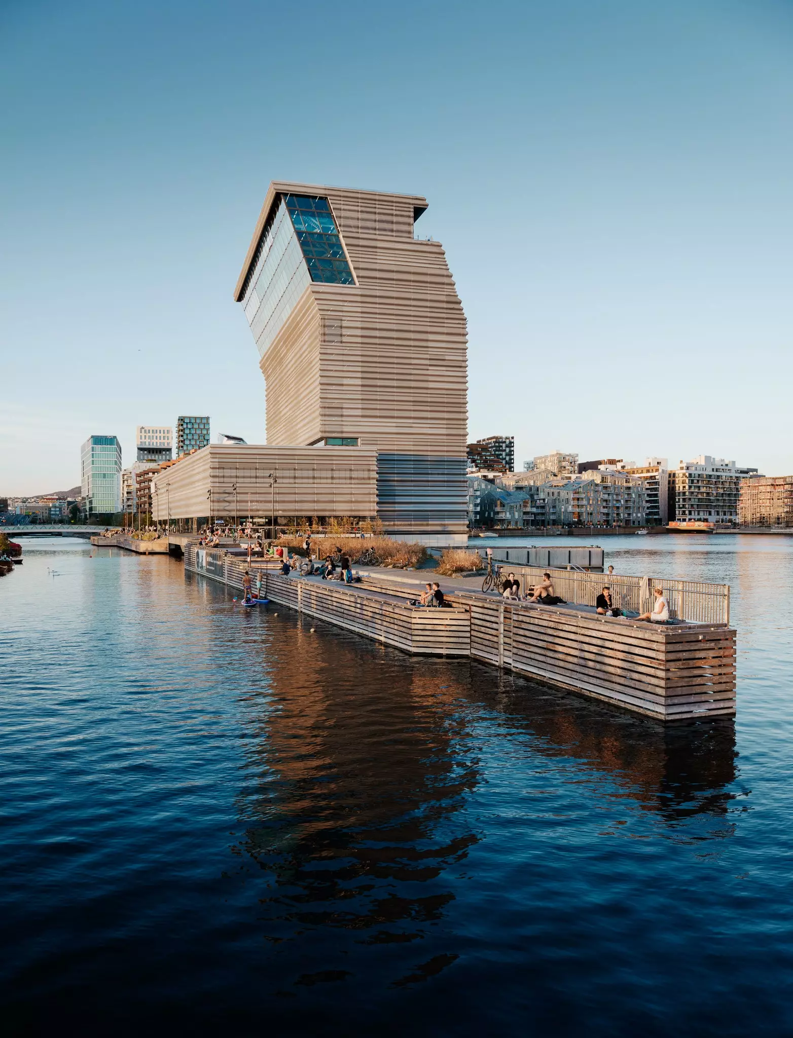 De Musée läit am Bjørvika Quartier.