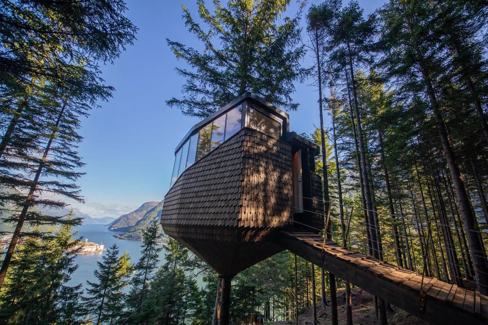 With panoramic views of the mountains the Woodnest cabins fall in love in Norway