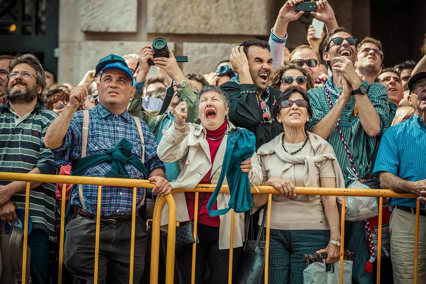 Guarda la mascletà a bocca aperta