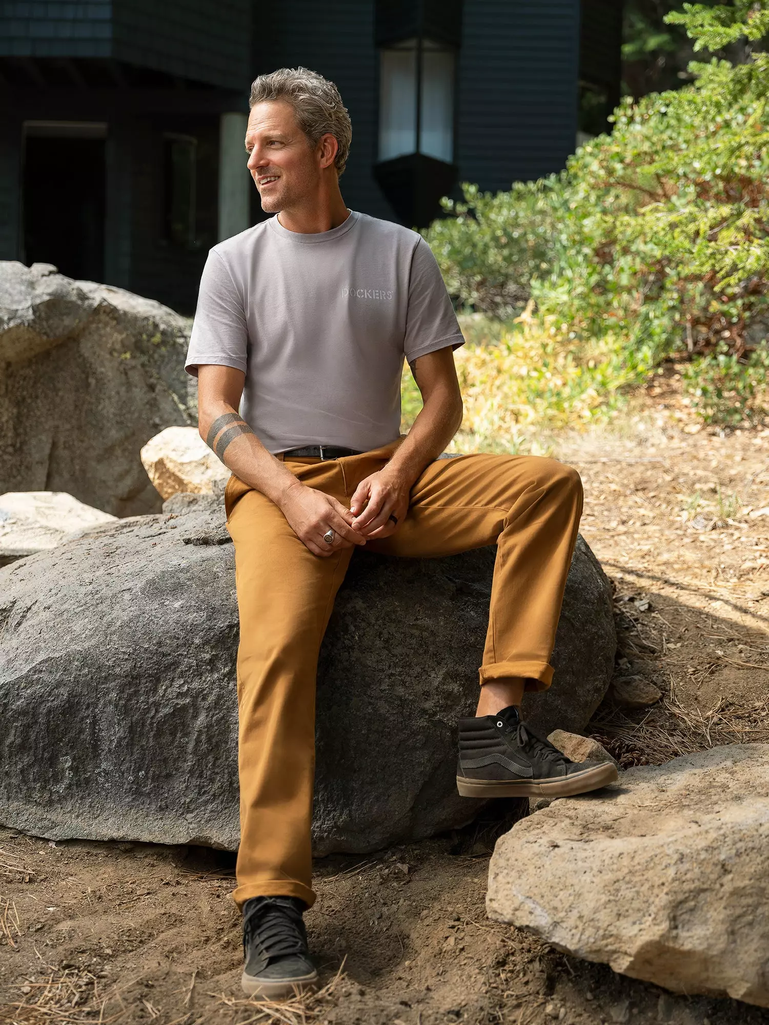 Jon Rose le surfeur et ambassadeur des Dockers qui veut apporter de l'eau potable aux quatre coins du monde