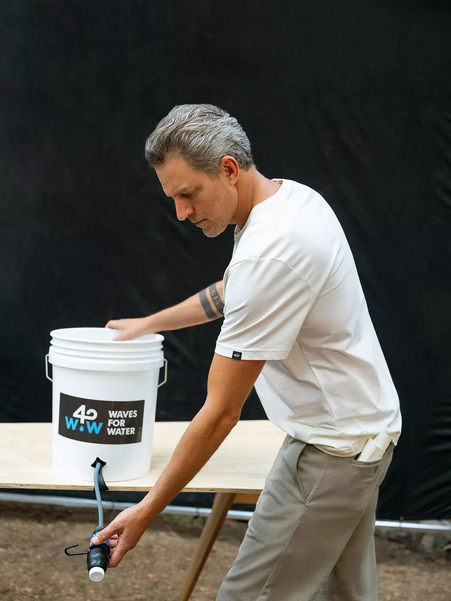 Jon Rose le surfeur et ambassadeur des Dockers qui veut apporter de l'eau potable aux quatre coins du monde