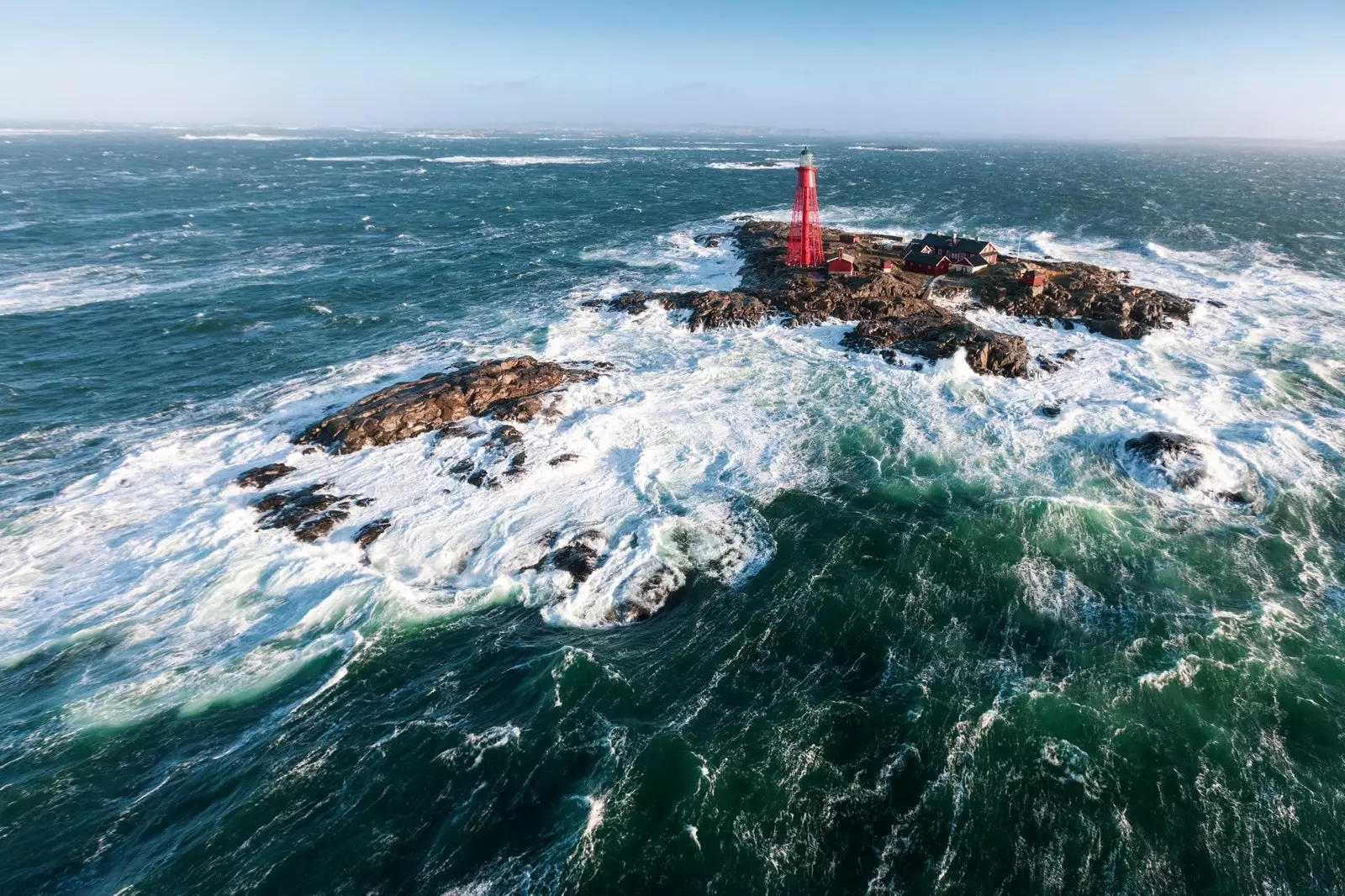 Mercusuar di Pulau Hamneskär yang ditakuti.