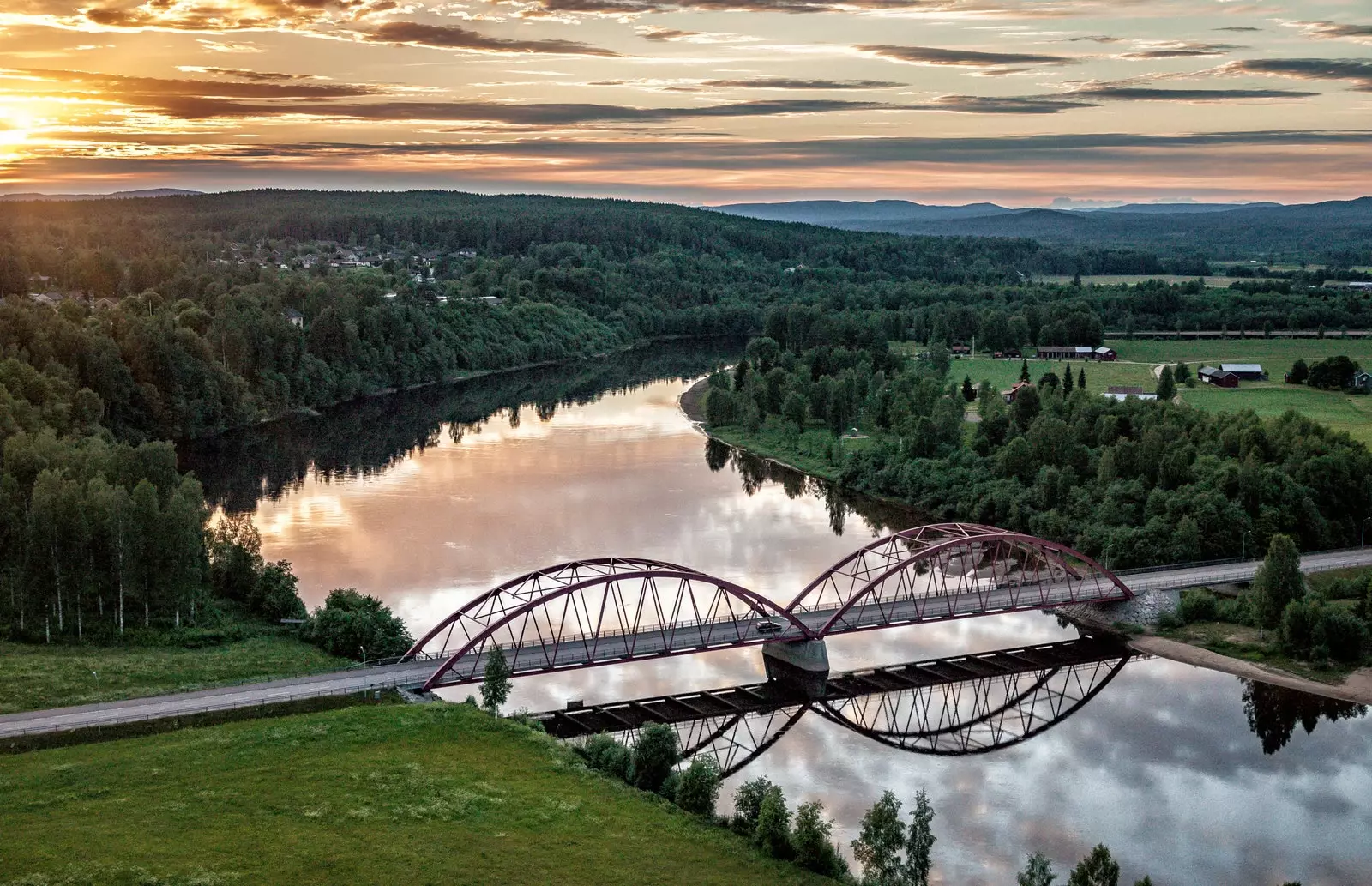 Bord för U švedskom restoranu gdje možete jesti sami i na otvorenom