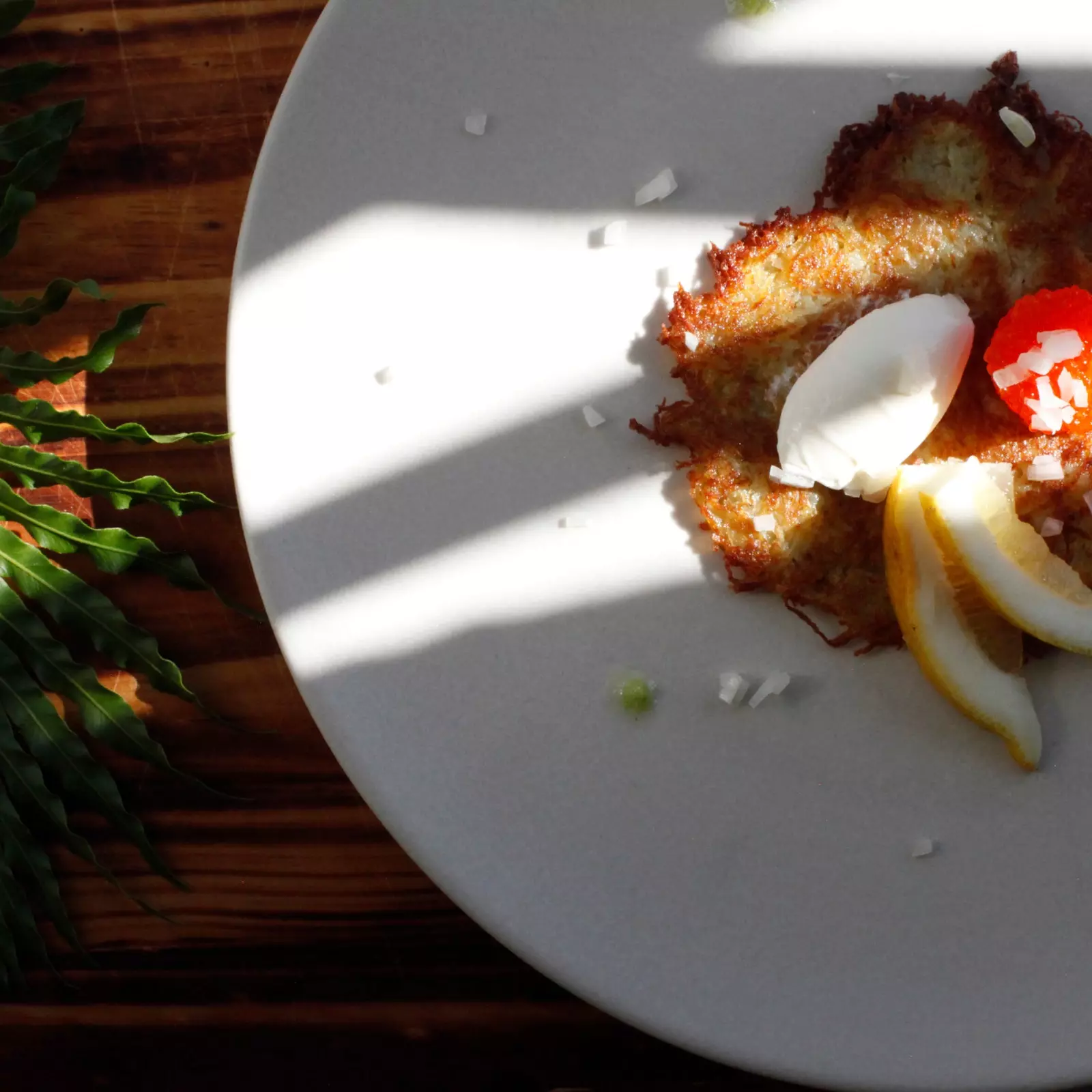 Bord för Am schwedesche Restaurant wou Dir eleng an dobaussen iesse kënnt