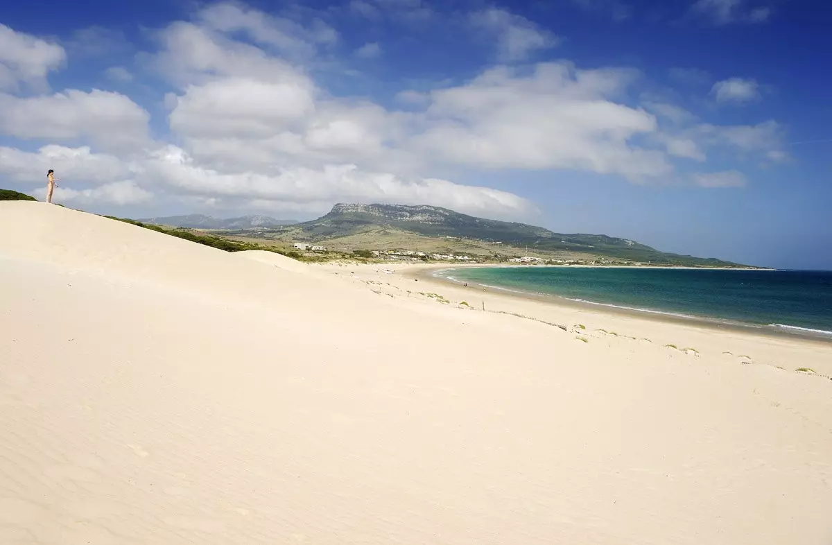 Uendeligt sand på Bolonia-stranden