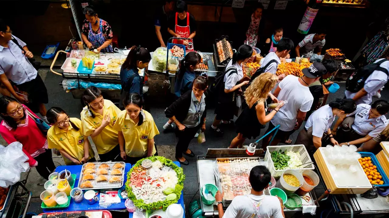 É verdade que Bangkok vai proibir a venda de comida de rua?