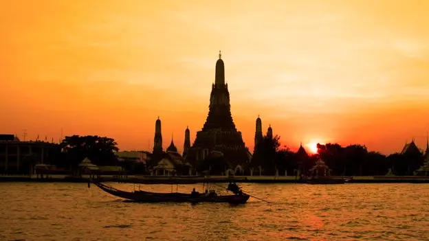 24 horas ao longo do 'Rio dos Reis' em Bangkok