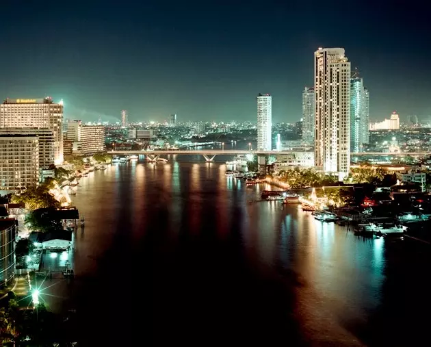 Chao Phraya River le Fleuve des Rois et l'activité frénétique de Bangkok