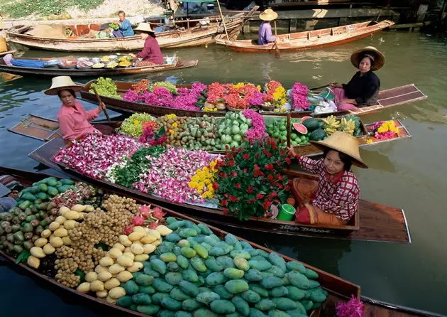 Sans oublier le marché aux fleurs flottant de Damnoen Saduak