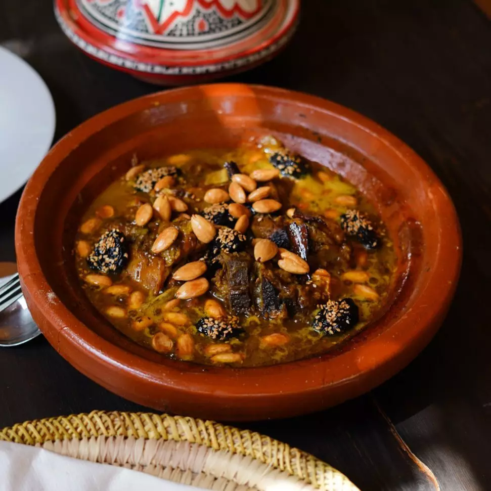 Tajine à l'agneau, amandes et prunes chez Amal Center