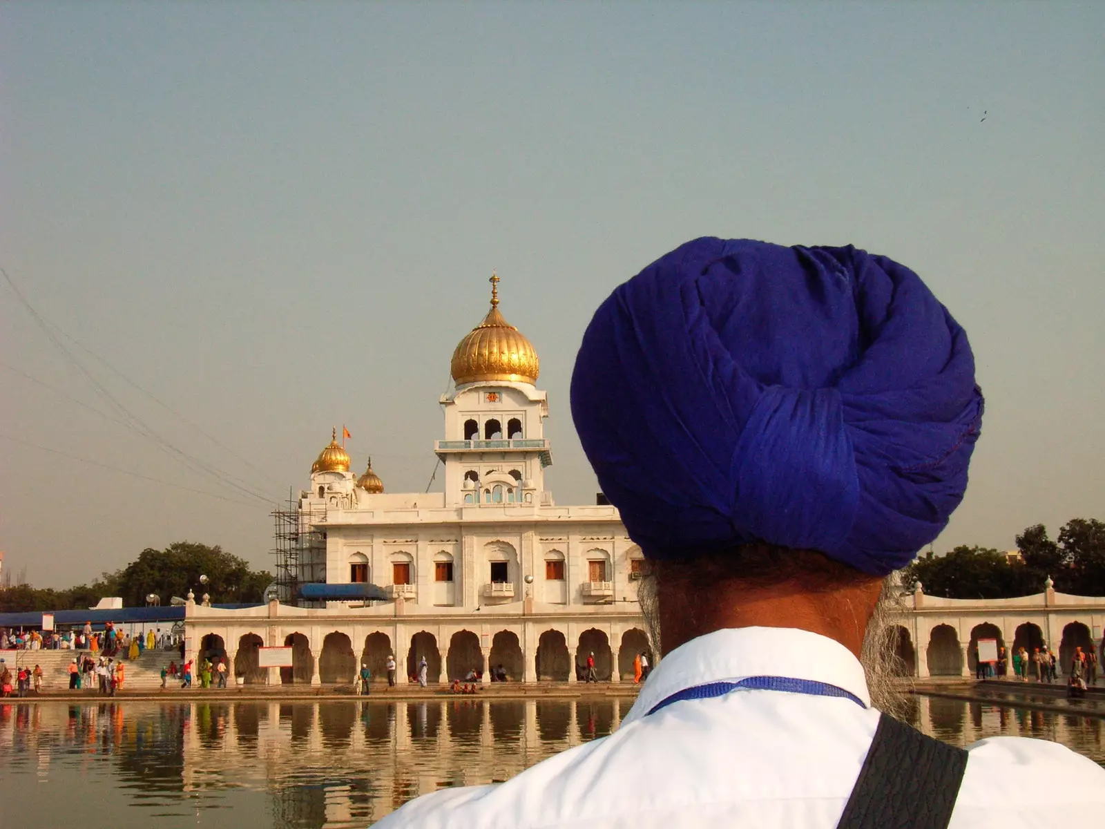 Sikh mit Blick auf Gurdwara Bangla Sahib