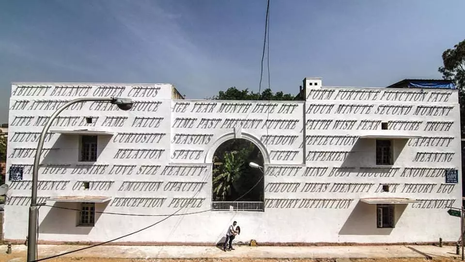 En graffiti som förändras med solen pryder en stadsdel i New Delhi