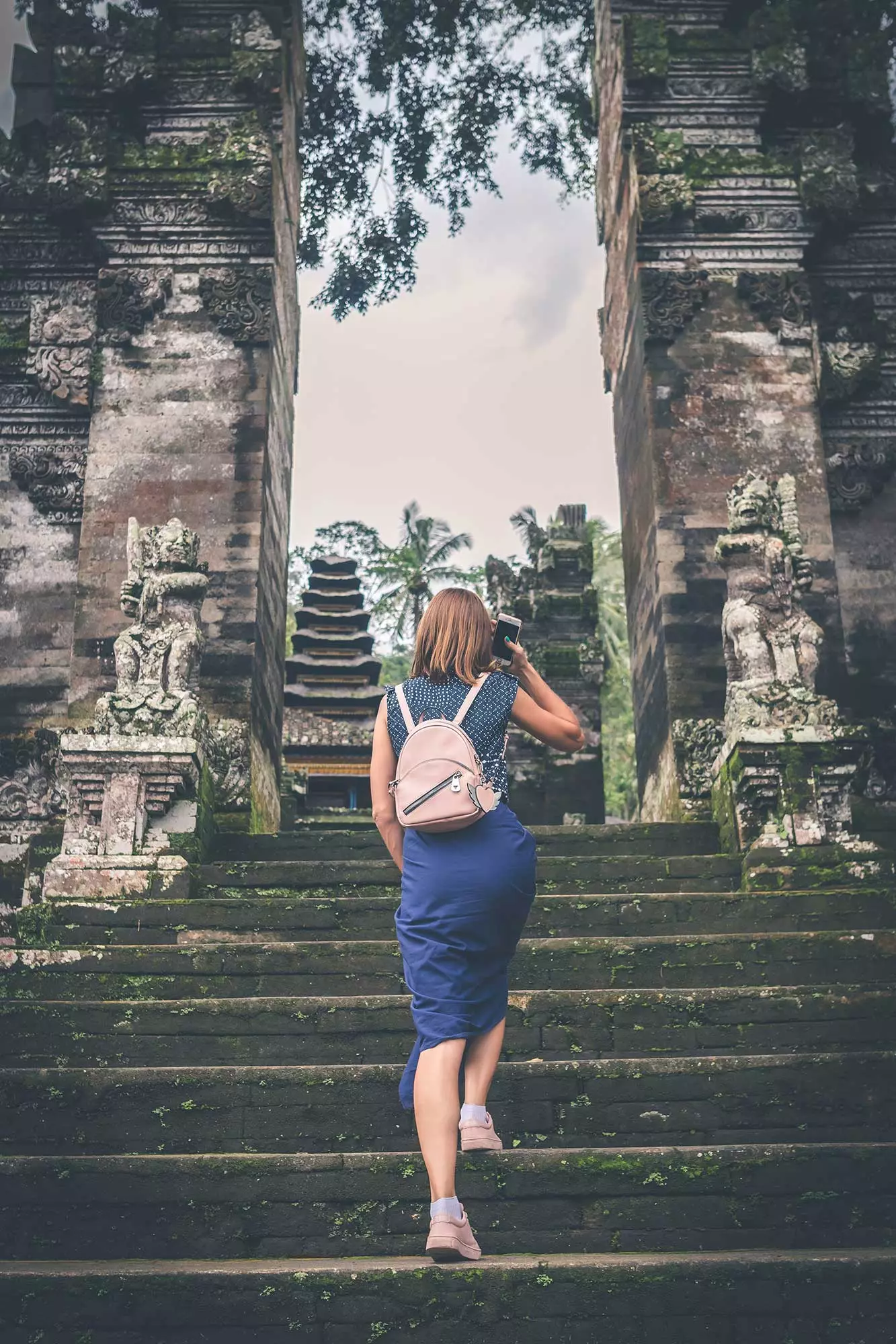 Femme dans le temple de Bali