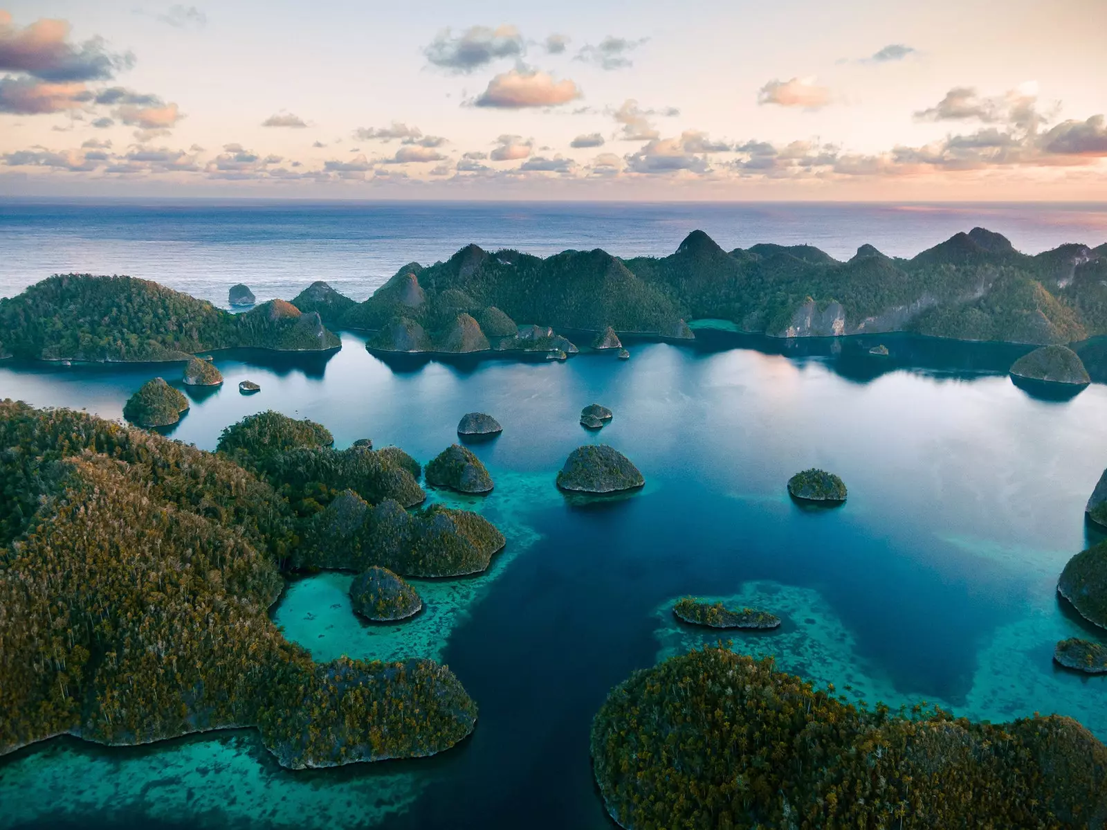 Flygfoto över Raja Ampats skärgård