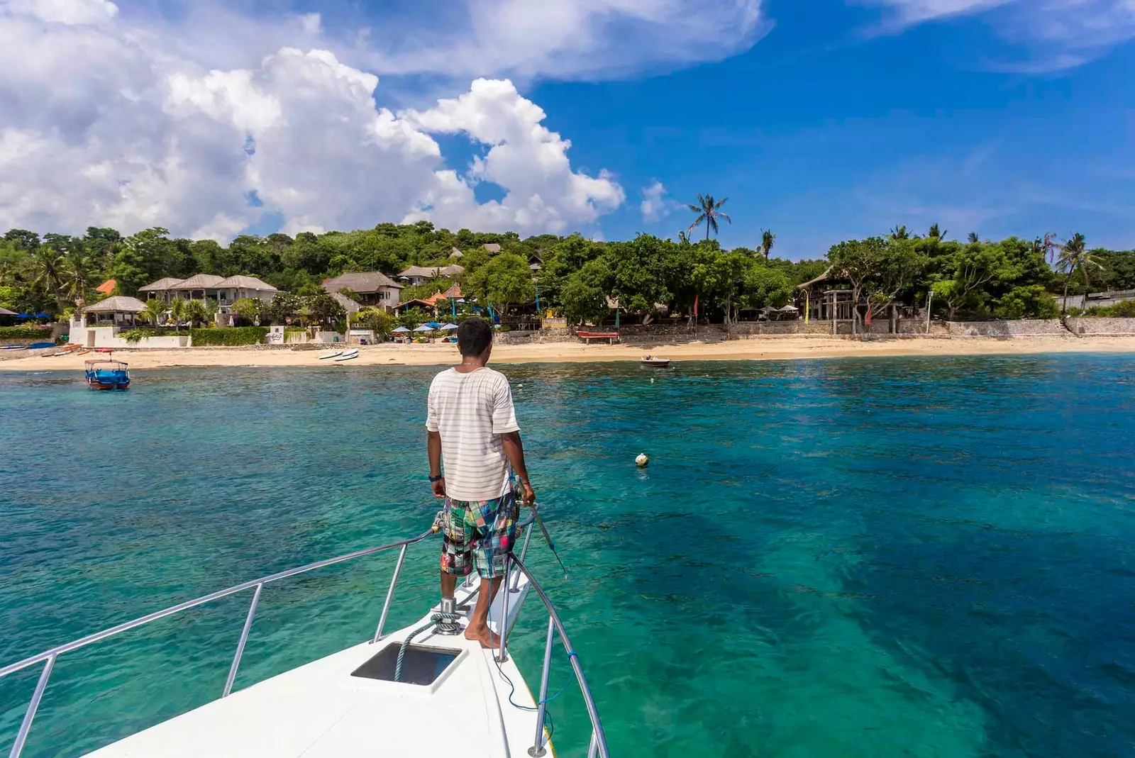 vaixell arribant a NUSA LEMBONGAN