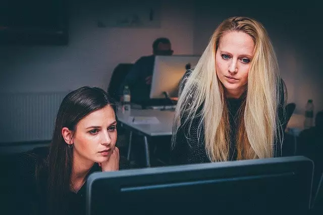 Le lunghe ore davanti al computer possono essere difficili i primi giorni