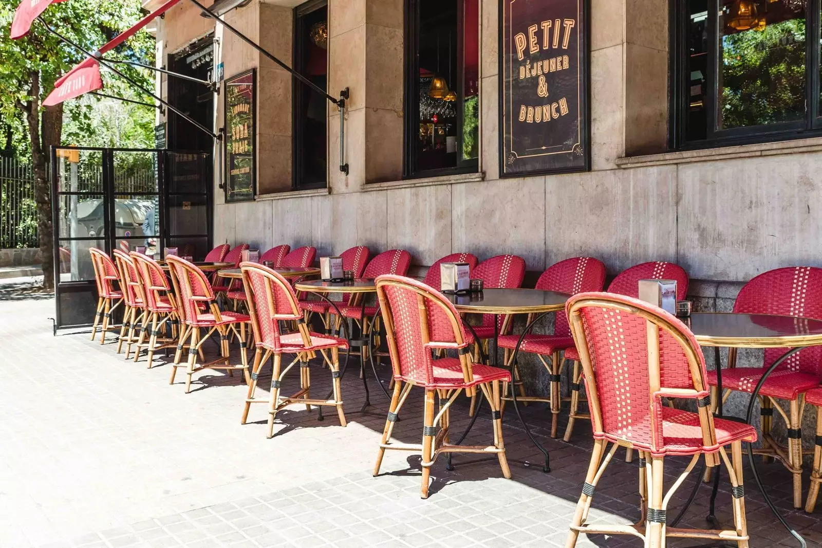 Caféen barcelons med en parisisk luft.