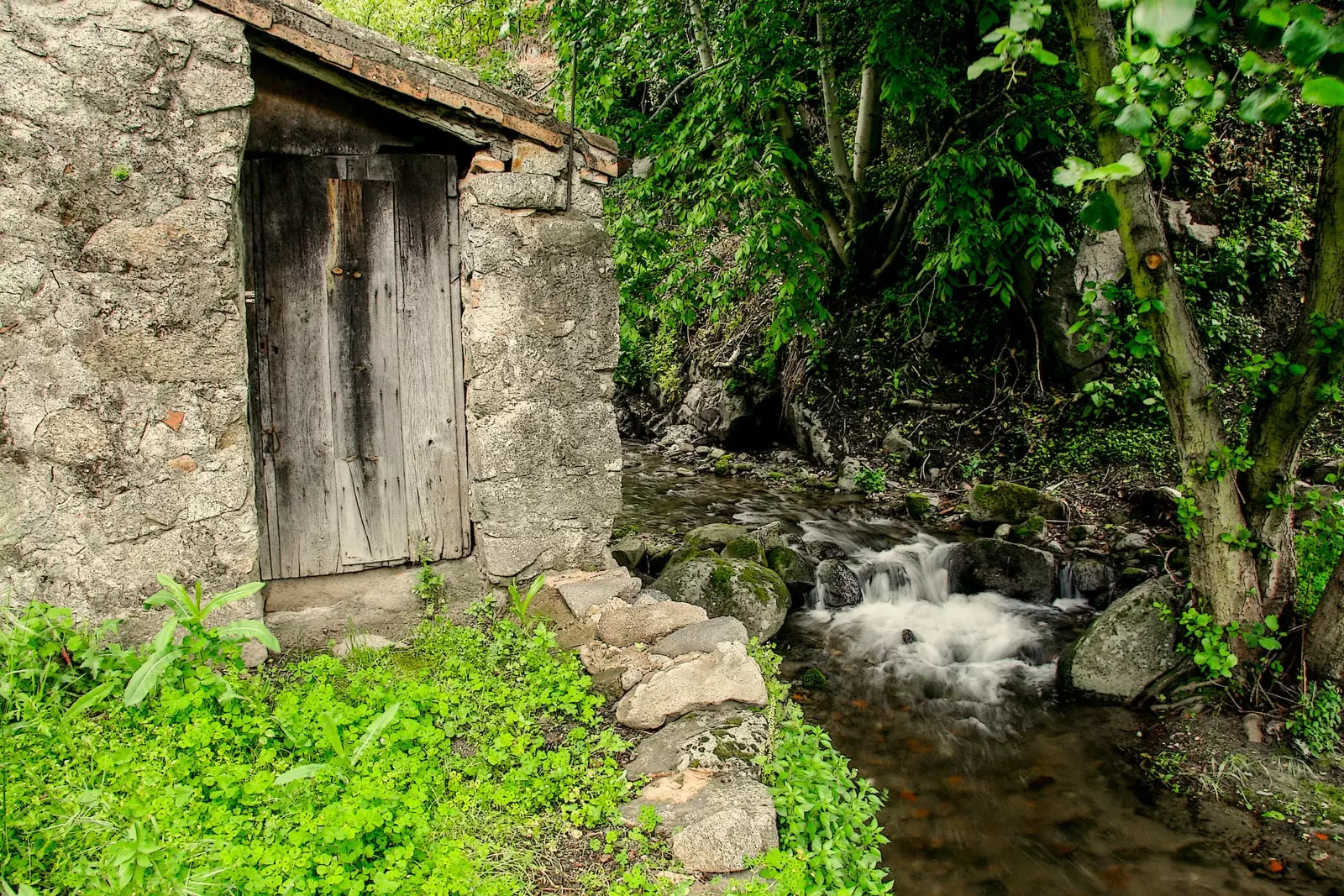 Überraschungen werden Sie finden, wenn Sie durch Baños de Montemayor spazieren