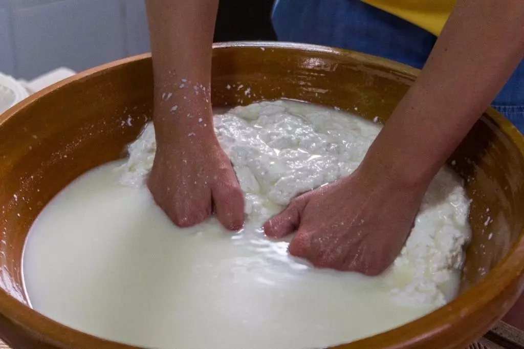 Processus de séparation du caillé de fromage.