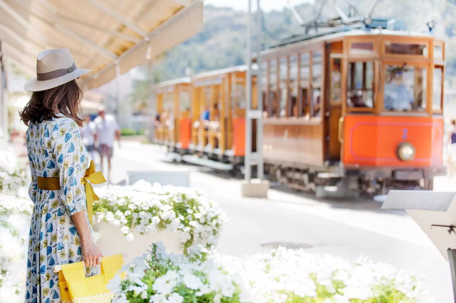 Kereta api kayu merah menghubungkan Sóller dengan Puerto de Sóller di Mallorca