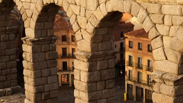 Ségovie derrière l'aqueduc