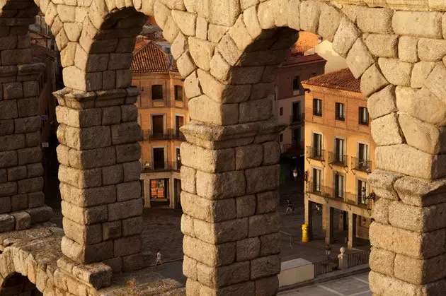 Terdapat Segovia di belakang Aqueduct