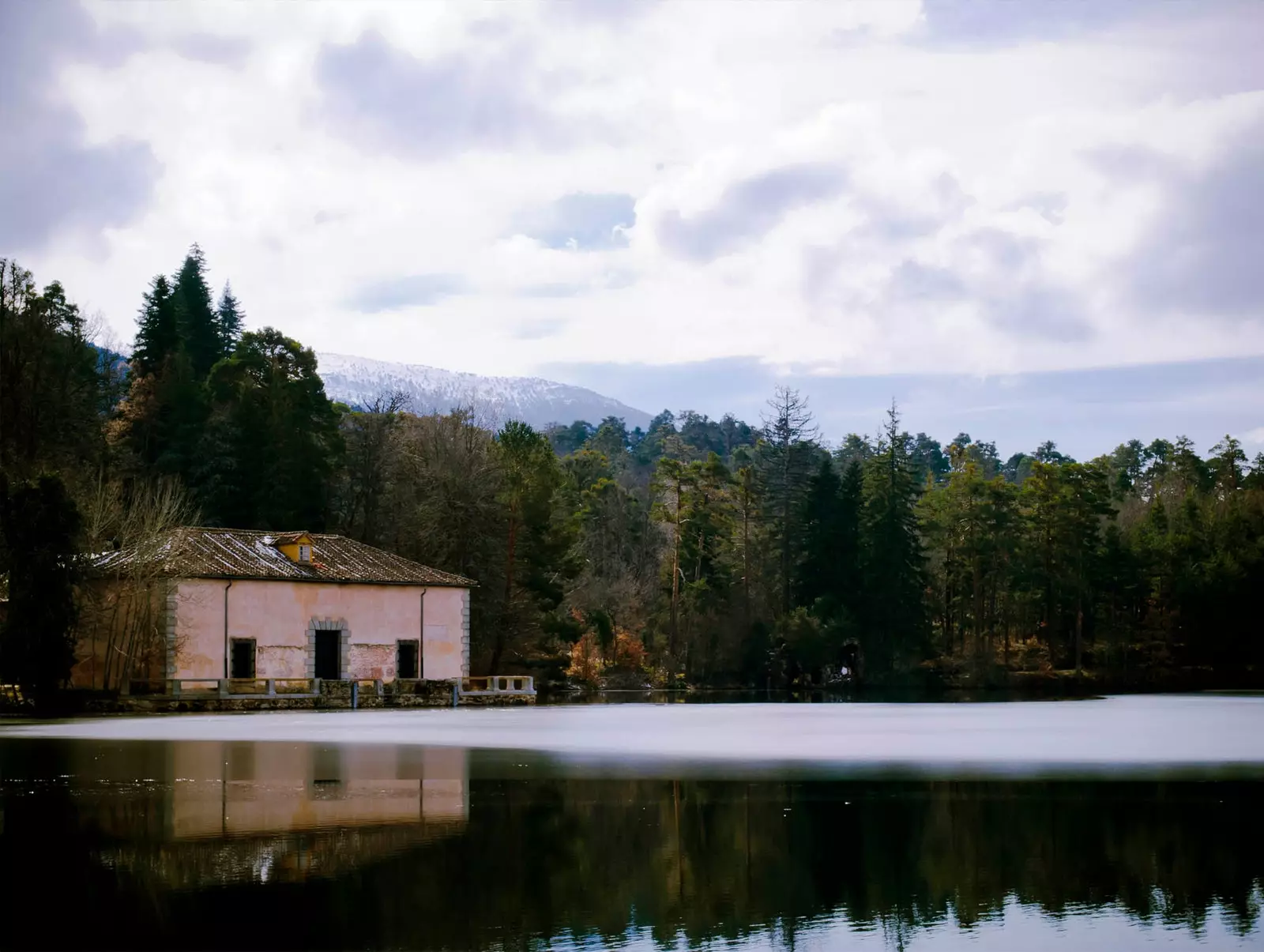 Jazero La Granja de San Ildefonso s domom