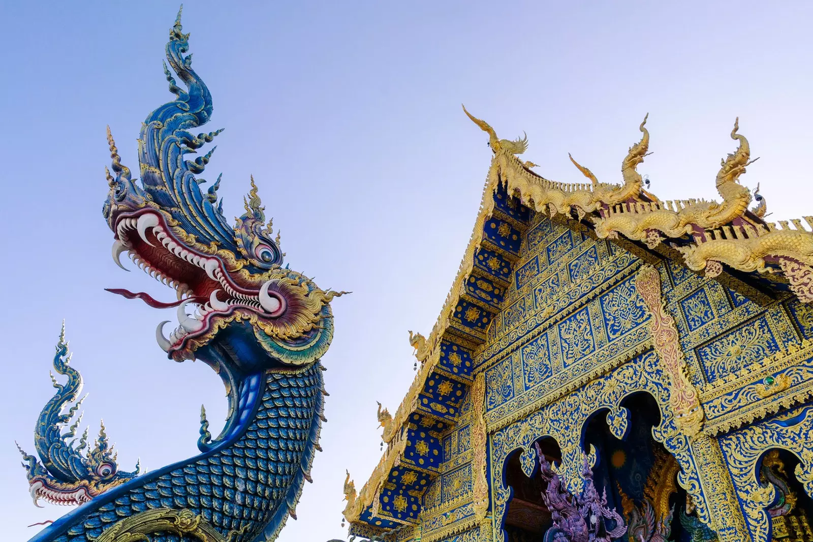 Wat Rong Suea Ten i Chiang Rai