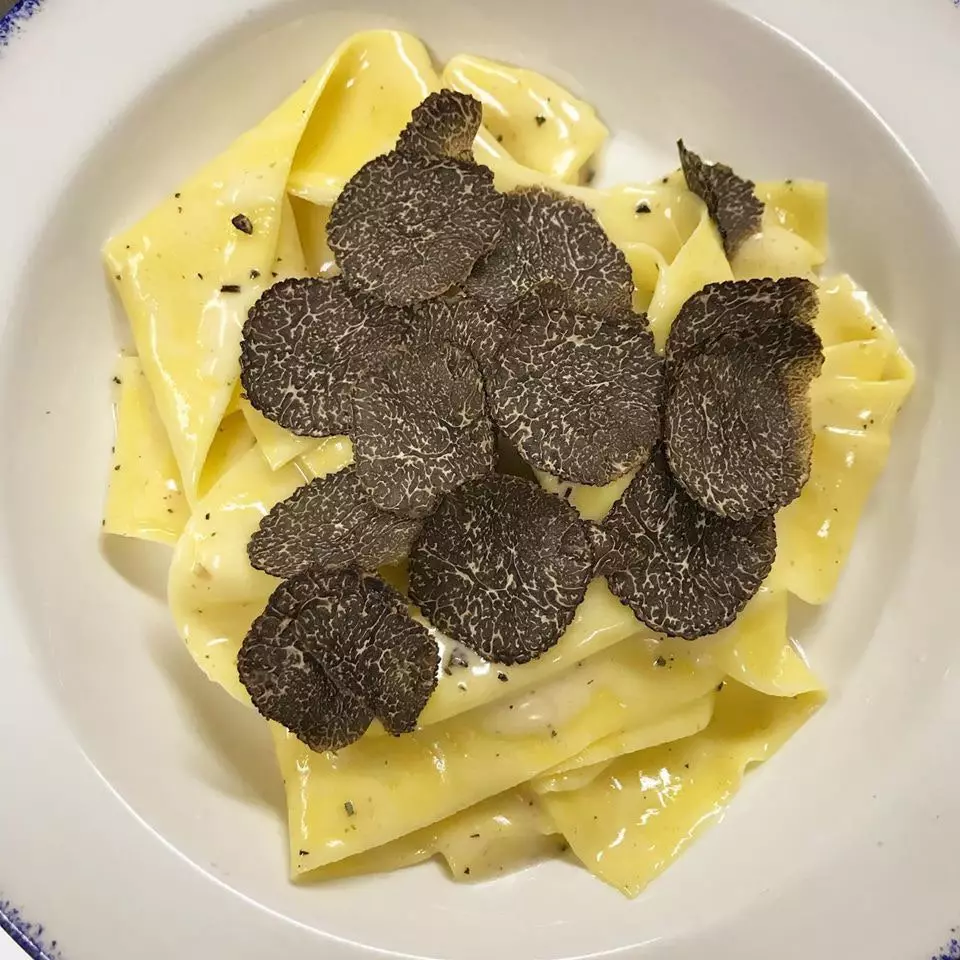 Hemlagad papardelle med märgsmör och svart tryffel