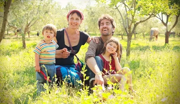 Susagna Max en haar twee kinderen genieten ervan in de natuur