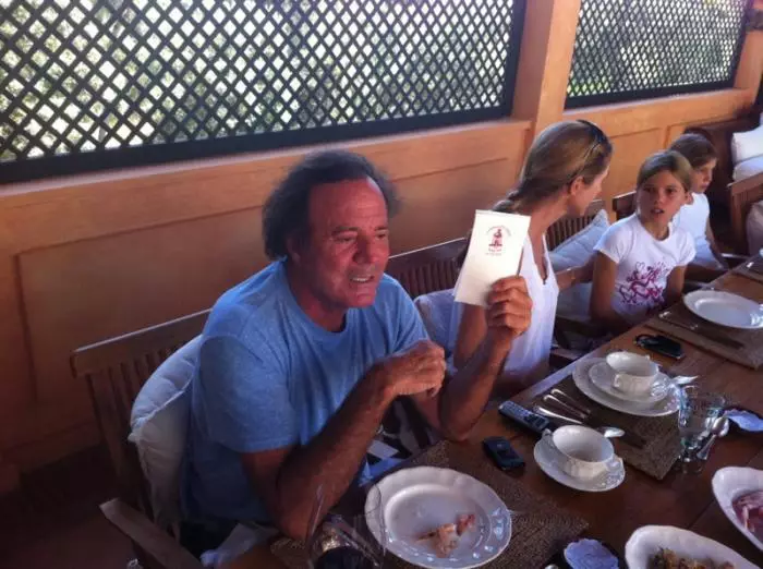 Julio Iglesias fanning himself at the Chiringuito María