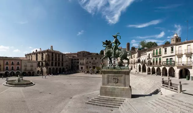 Pizarro statula Plaza Mayor aikštėje