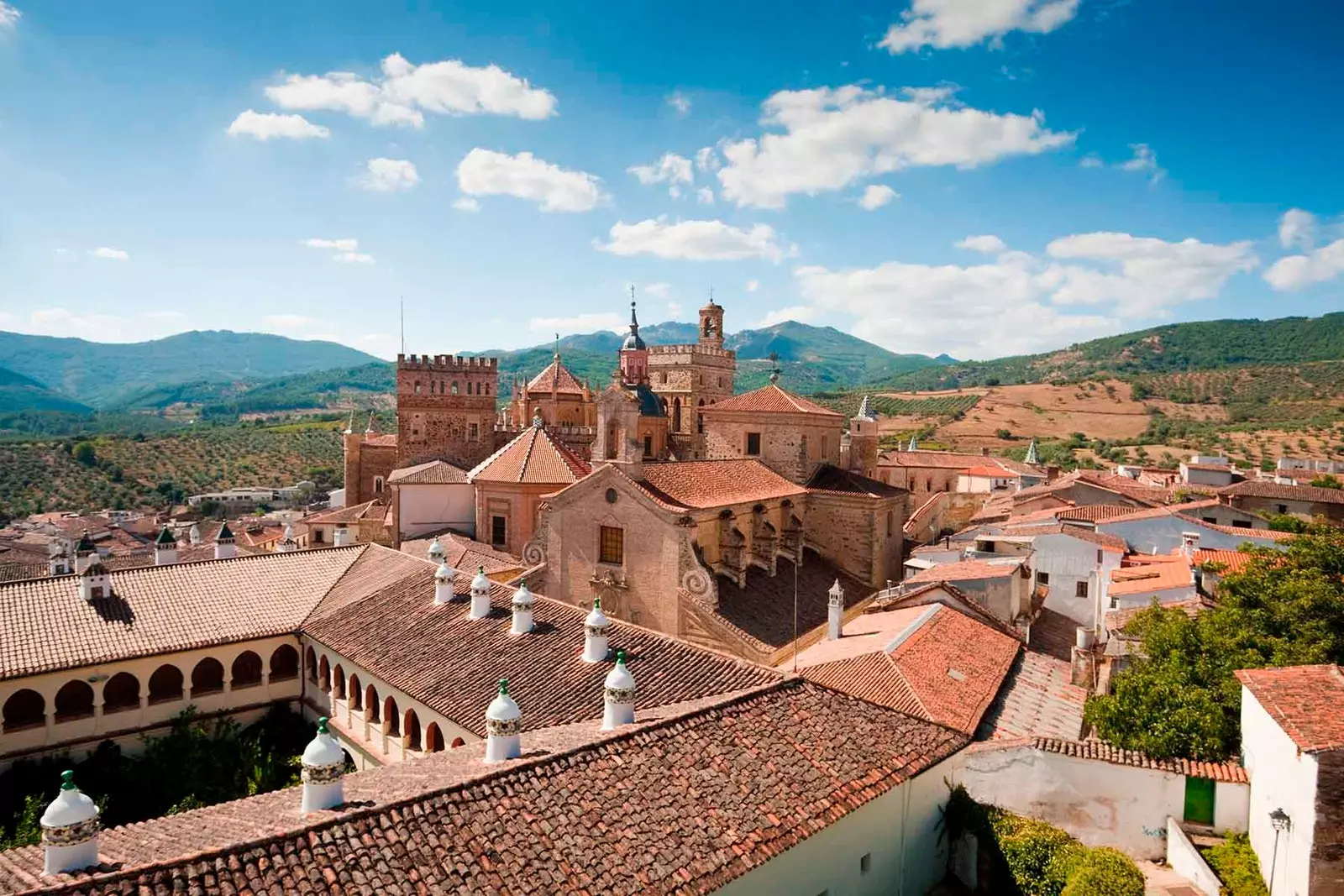 Date un'occhiata al patio interno del Parador