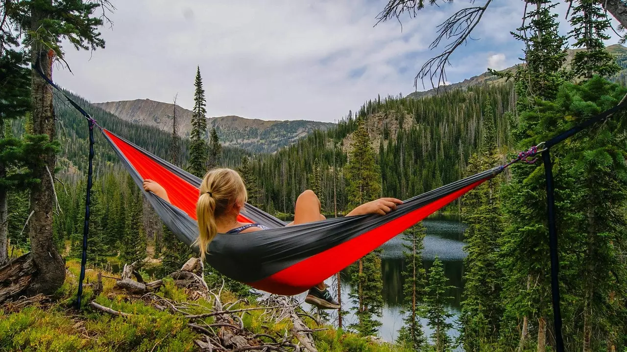 Tempat tidur gantung perjalanan untuk tidur siang saat berkemah, tetapi juga di taman