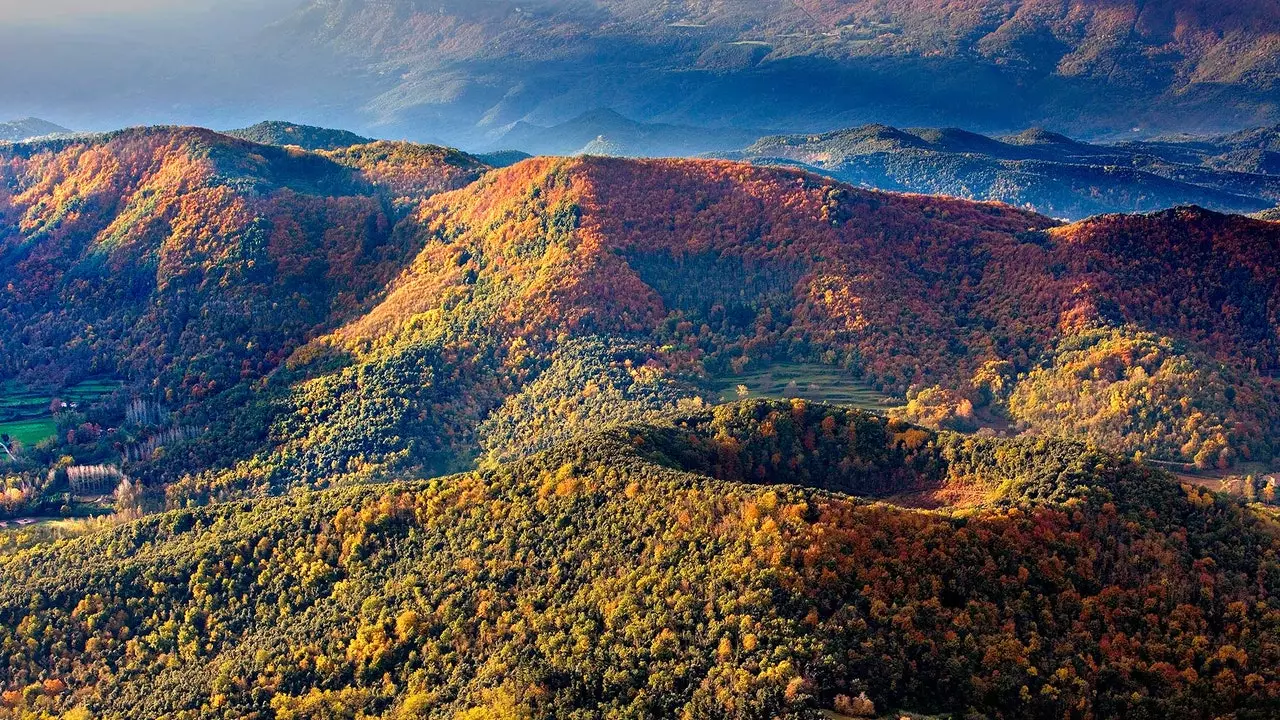 ჯადოსნური Garrotxa (ან როგორ მოვძებნოთ ერმიტაჟი კრატერში ესპანეთში)