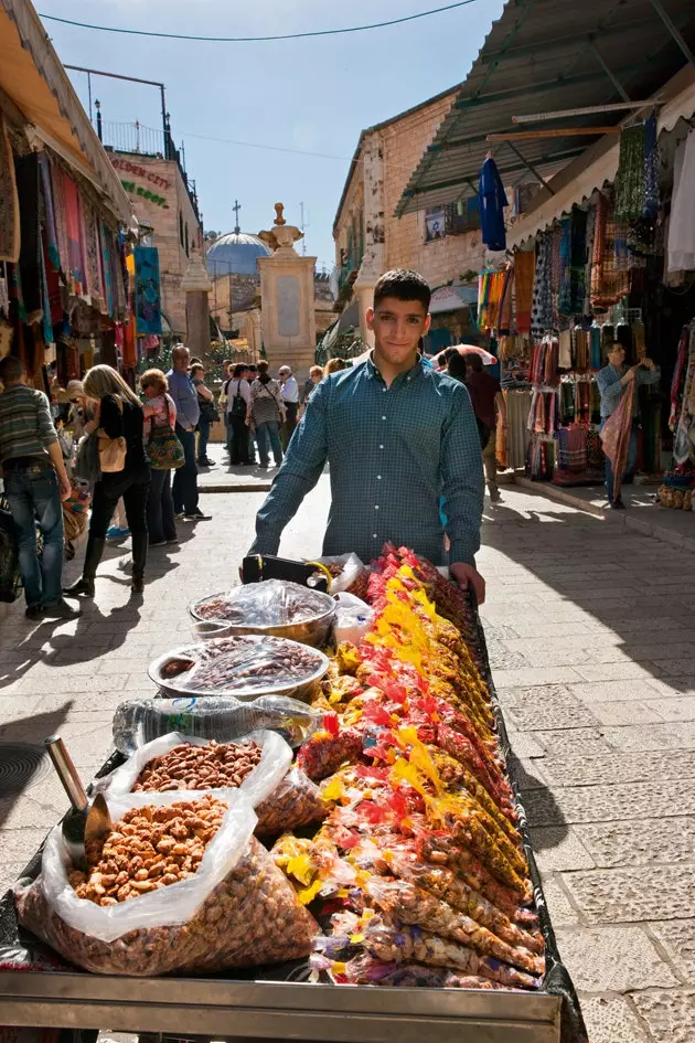 Comerciante de especiarias nos becos de Jerusalém