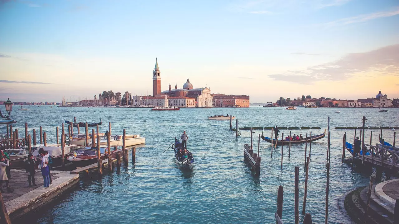 Venice prepares to charge admission to the city for day-trippers