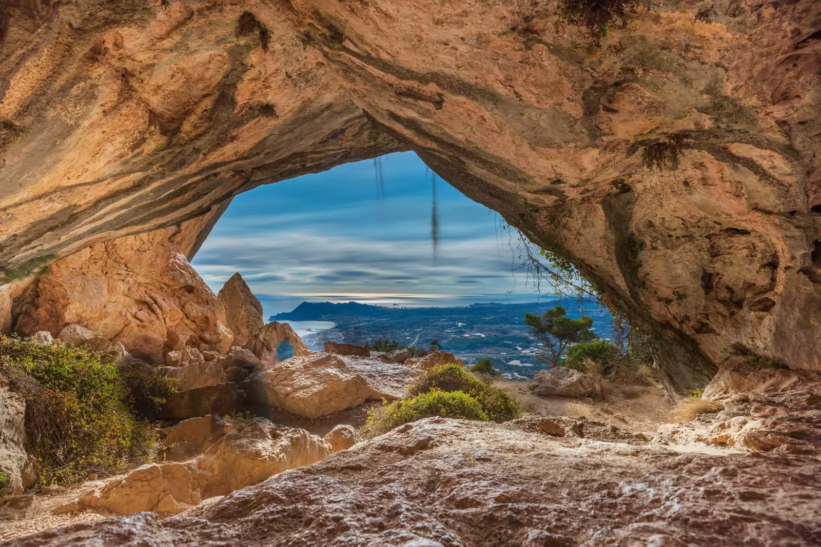 Bir mağaranın içindən Benidorm.