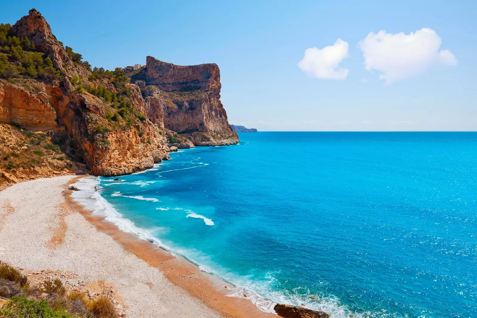 Cala del Moraig, Alicante paradicsomi strandja, napi 400 fő befogadására alkalmas