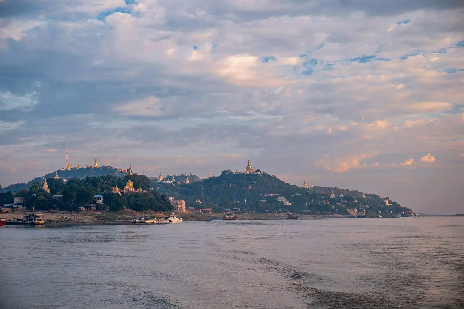 Ayeyarwady upes ainava Baganā, Mjanmā.