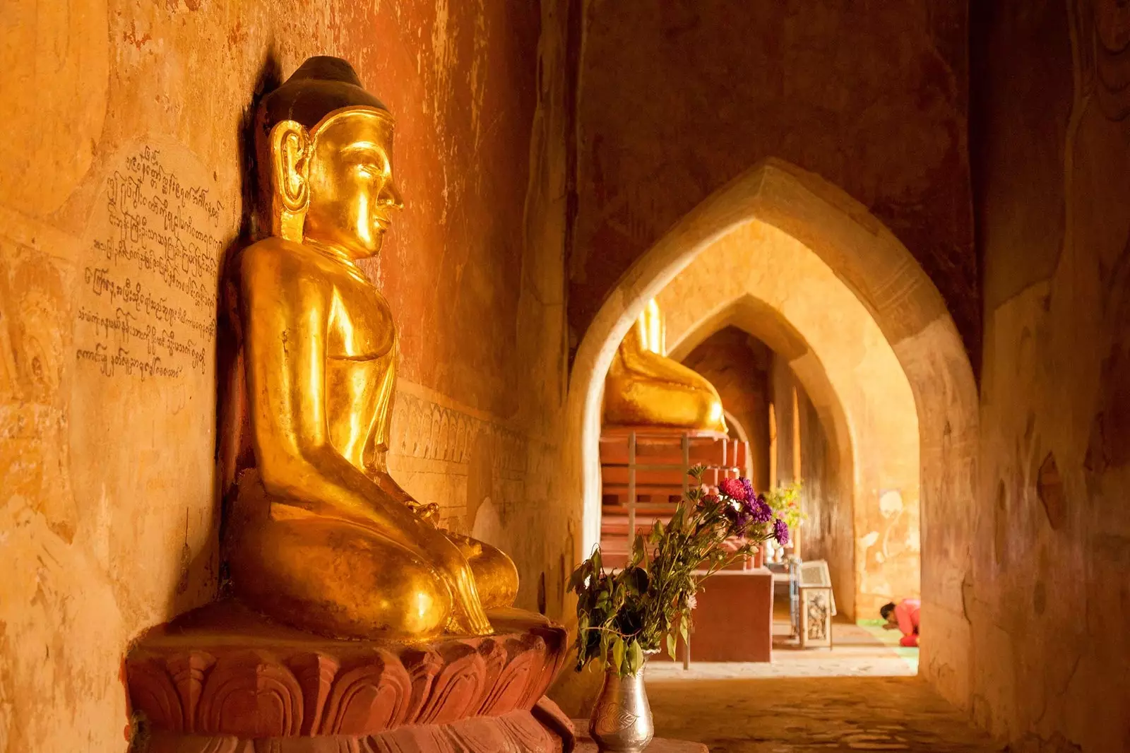 Statua di Buddha in una pagoda Bagan Myanmar