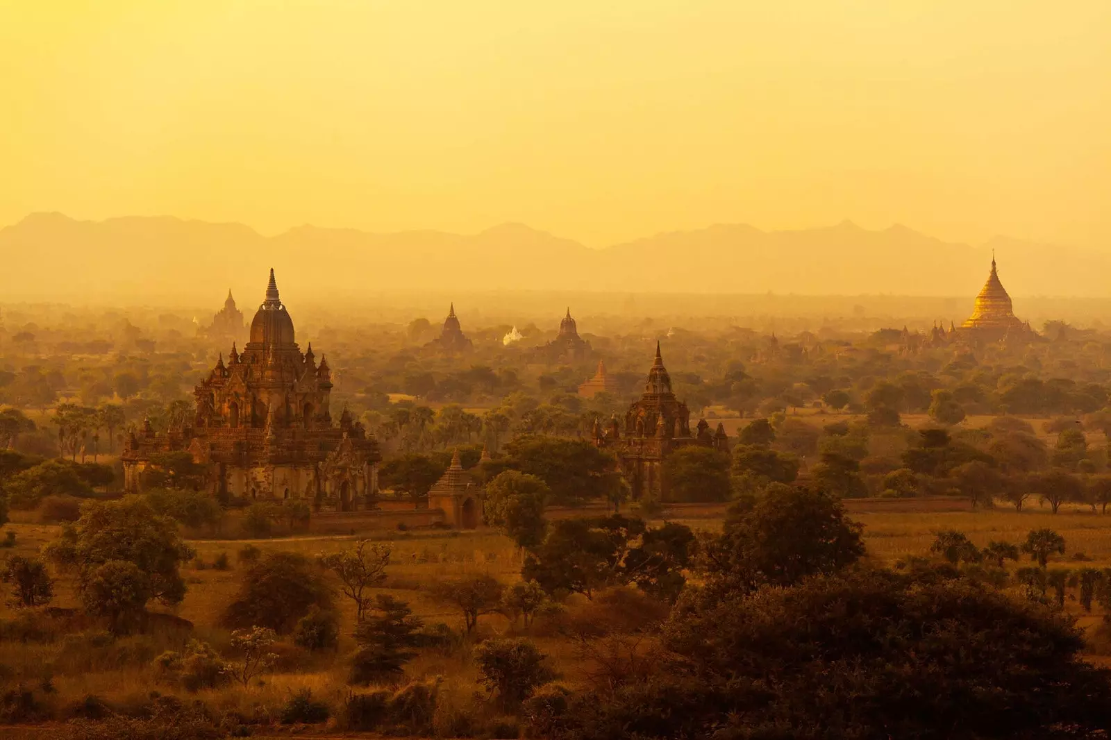 Pemandangan Kuil Shwesandaw Bagan