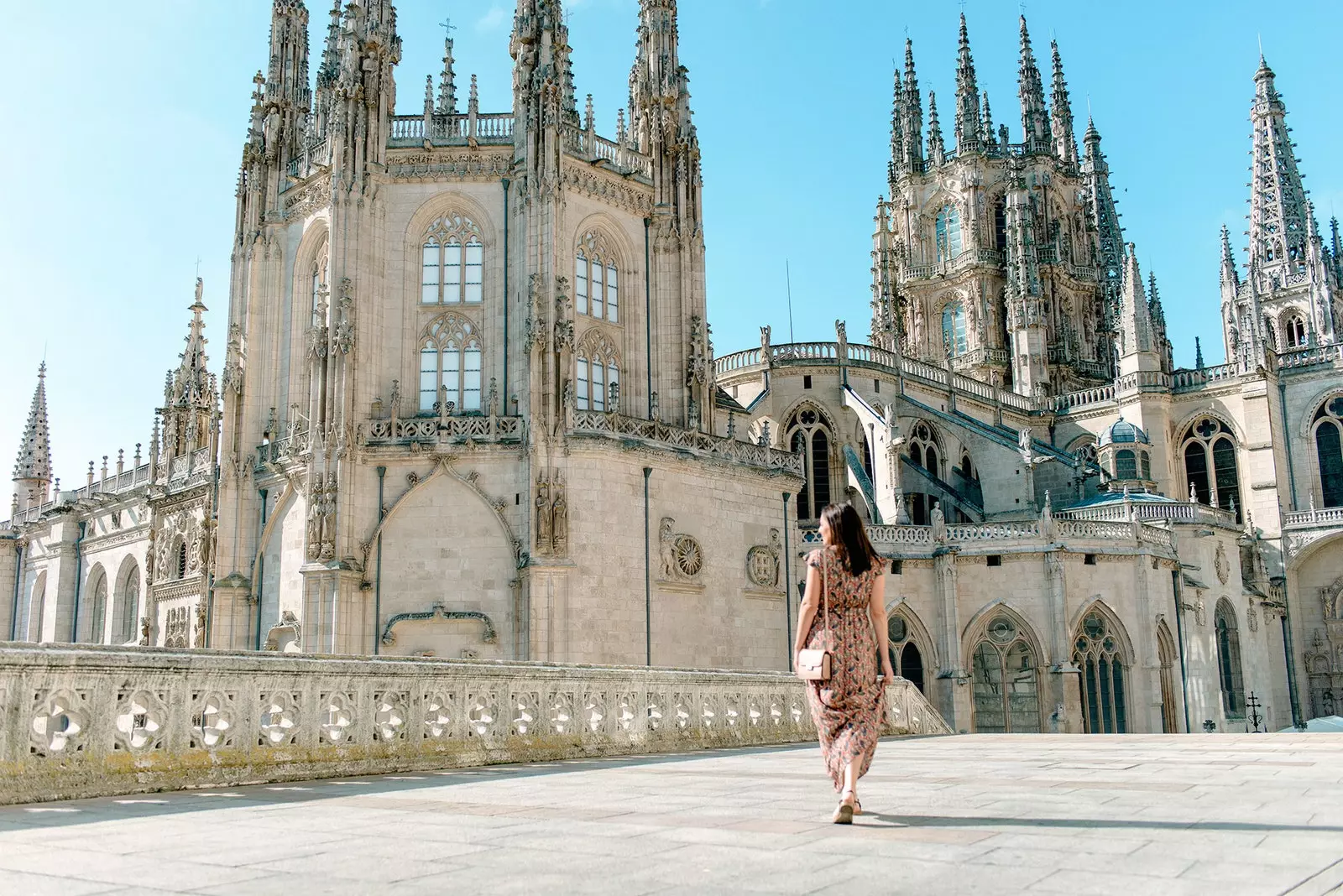 Seorang wanita berjalan di sebelah Katedral Burgos