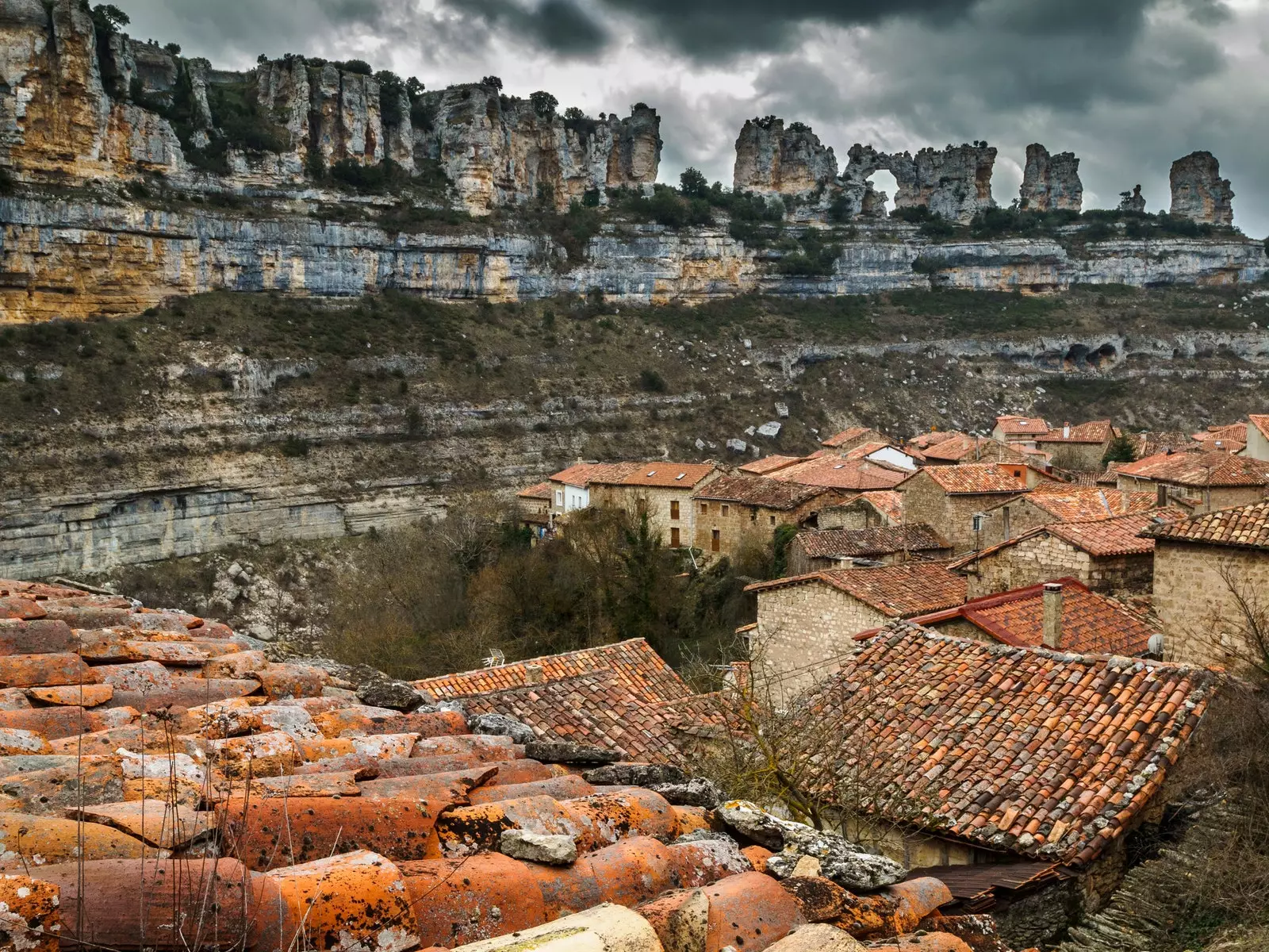 Orbaneja del Castillo, waar de spectaculaire rotsen de daken van deze stad Burgos omlijsten.