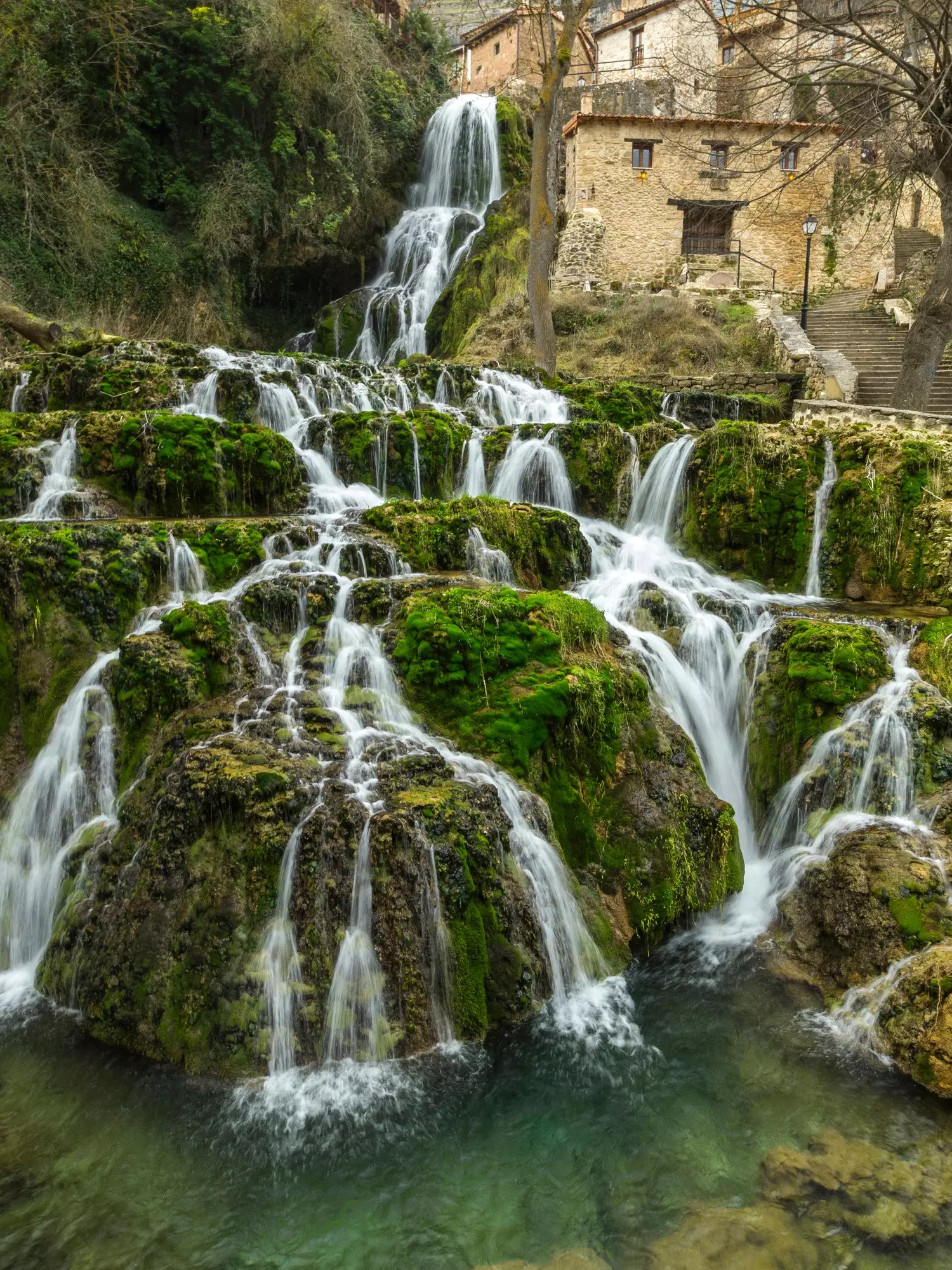 Orbaneja del Castillon vesiputous Burgosissa.