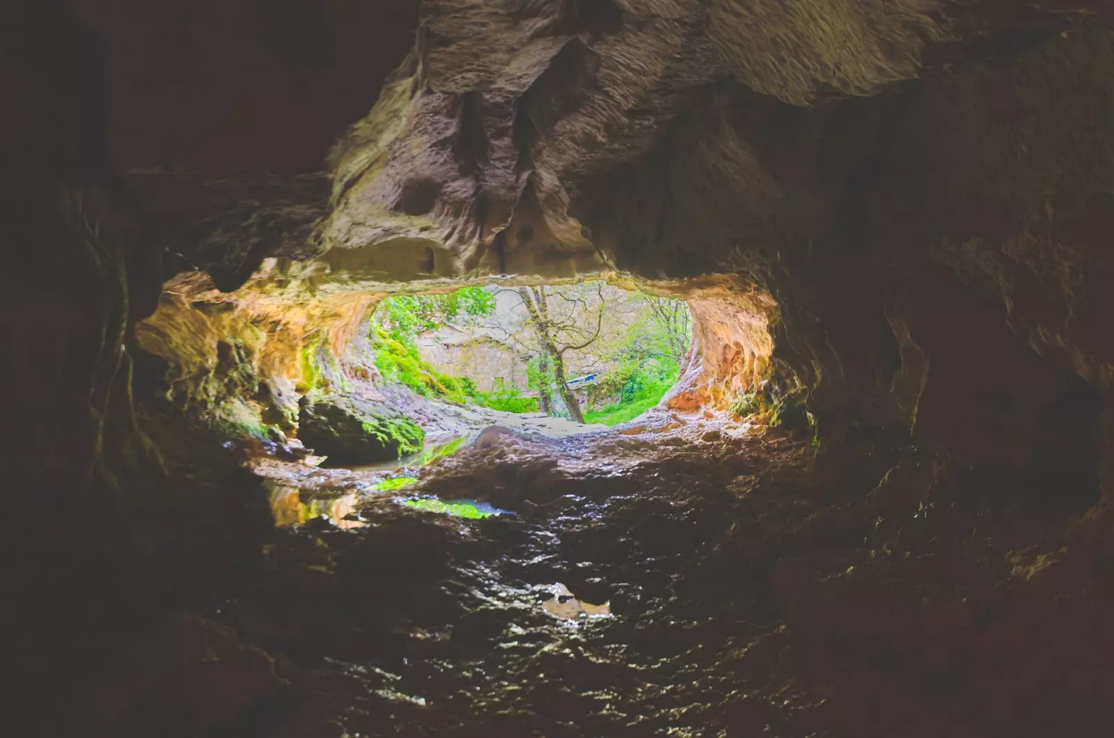 Grotta bildades för miljoner år sedan i Orbaneja del Castillo Burgos.