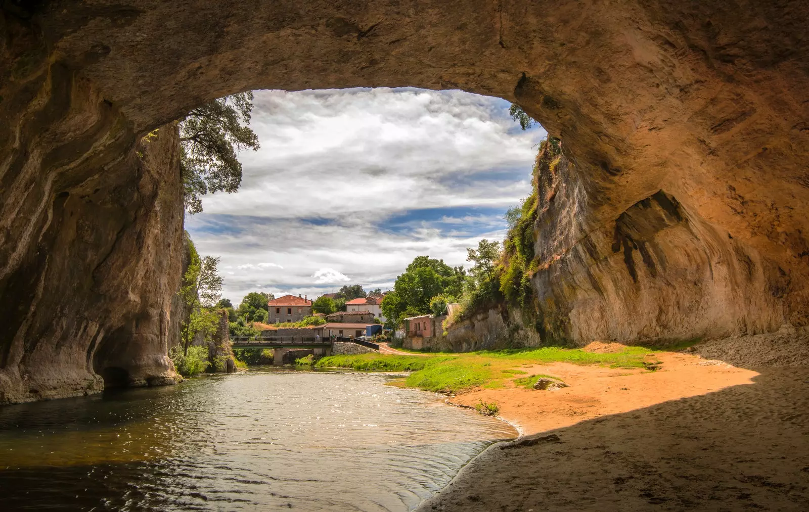 Sotto il ponte di roccia naturale della città Puentedey Burgos.