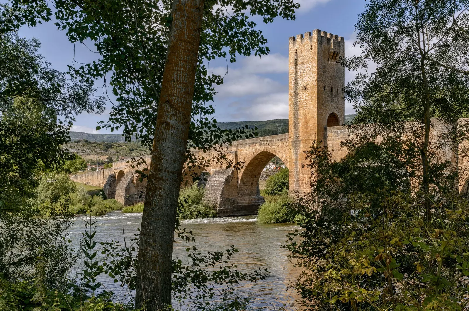 Mittelalterliche Brücke der Stadt Frías.