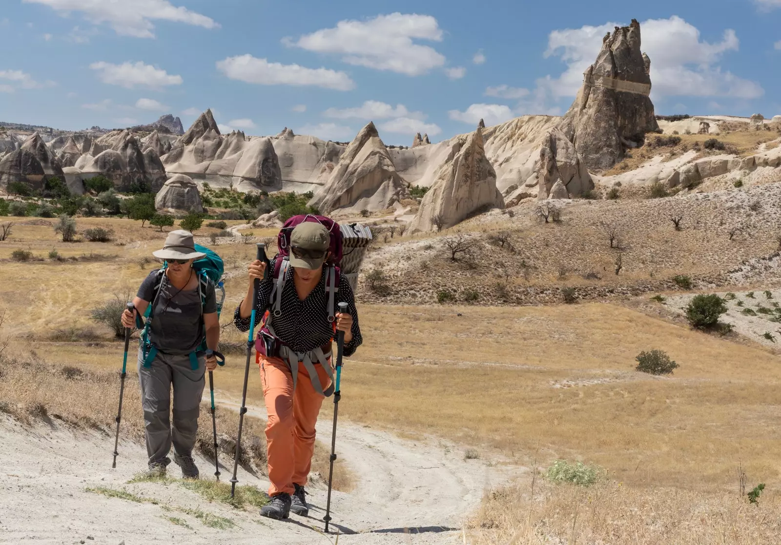 La partie la plus difficile de son voyage a été le poids du sac à dos et la chaleur.