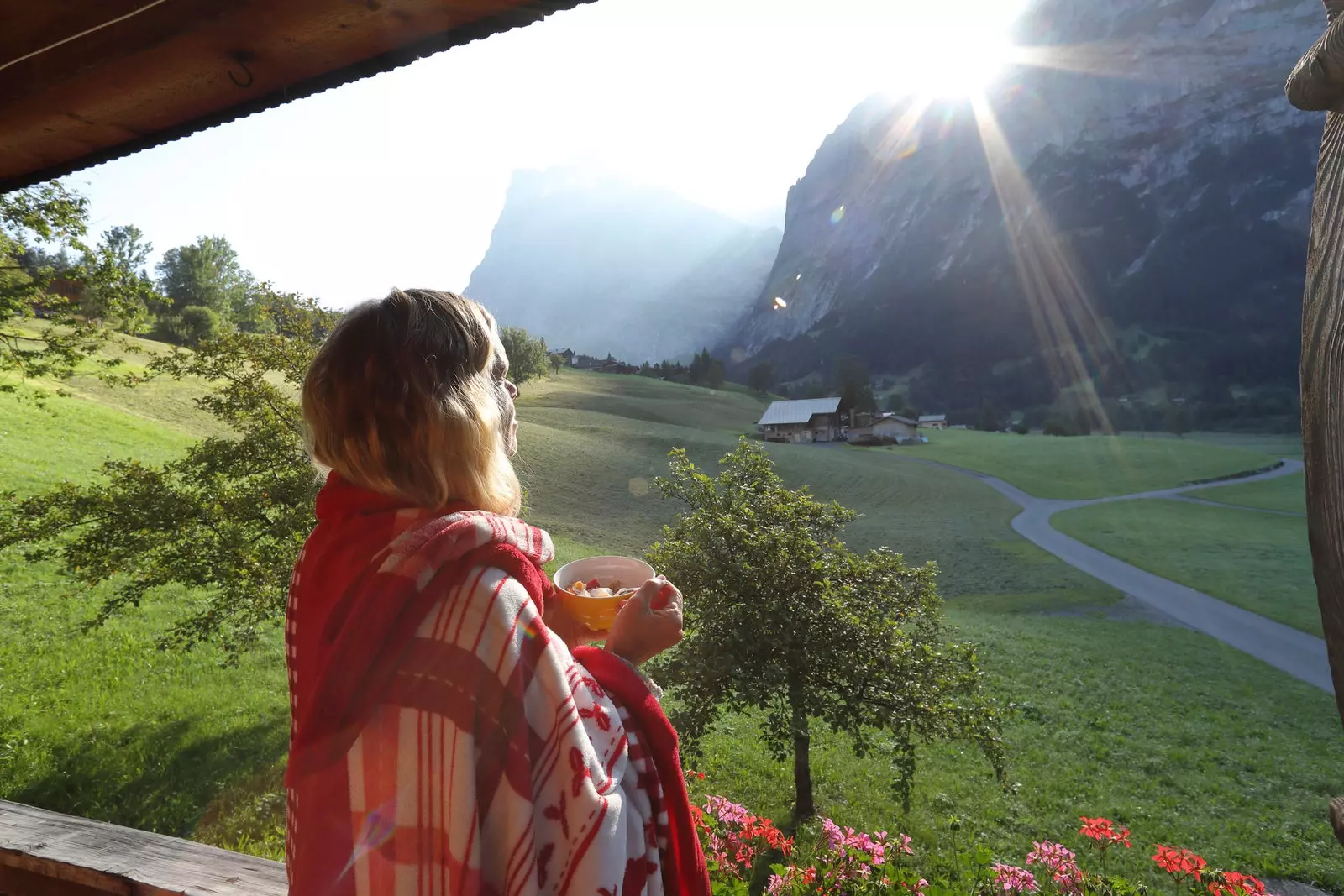 fille buvant du café en suisse